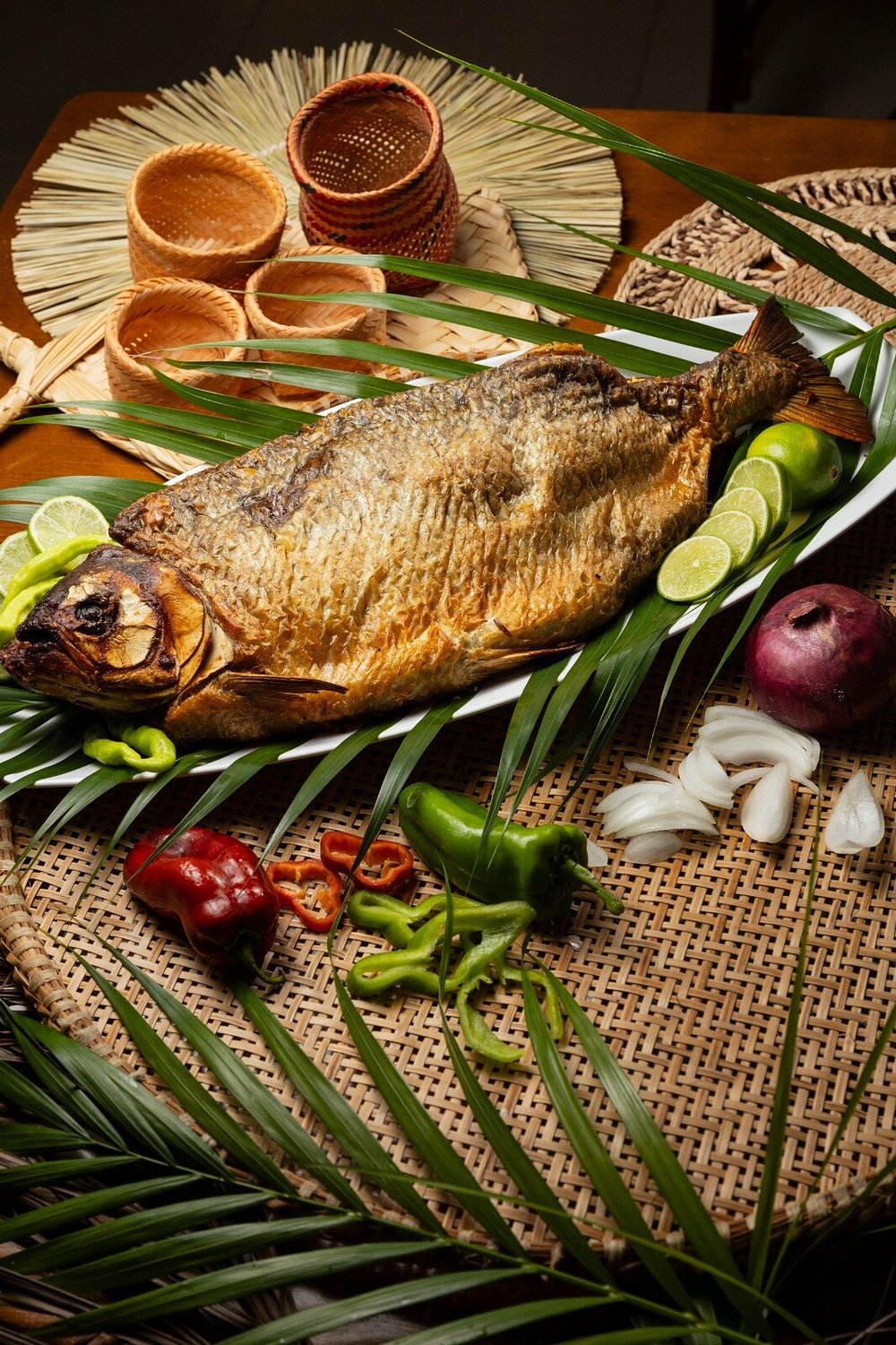 Matrinchã assada com folhas, cestaria, legumes e limão