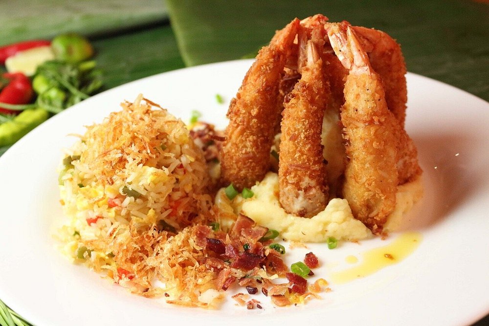 Camarões empanados servidos com arroz e purê